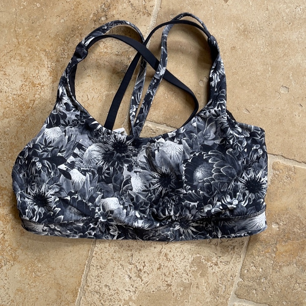 Women’s Lululemon sports bra. Racer back straps and padded